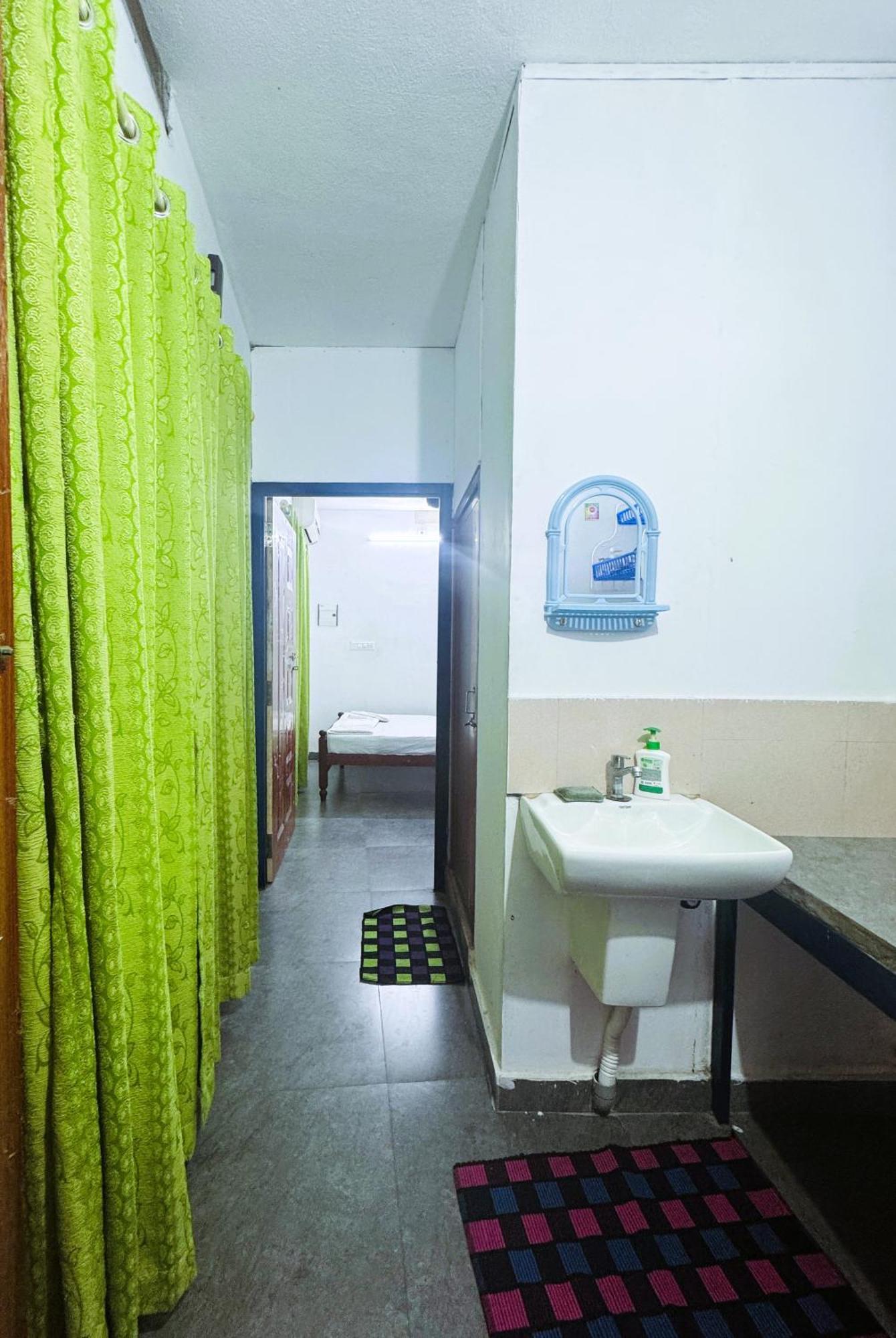 Vcs Apartments Parassinikadavu Parassinikkadavu 객실 사진